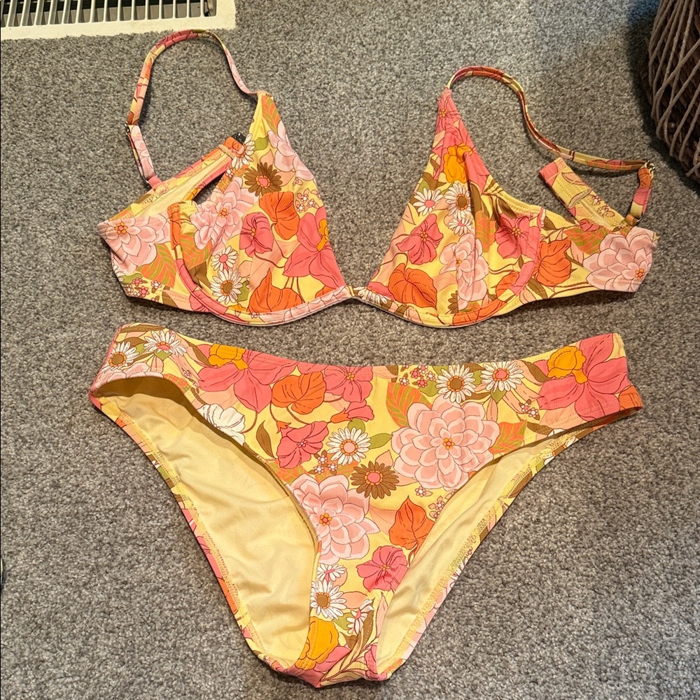Cupshe bikini.